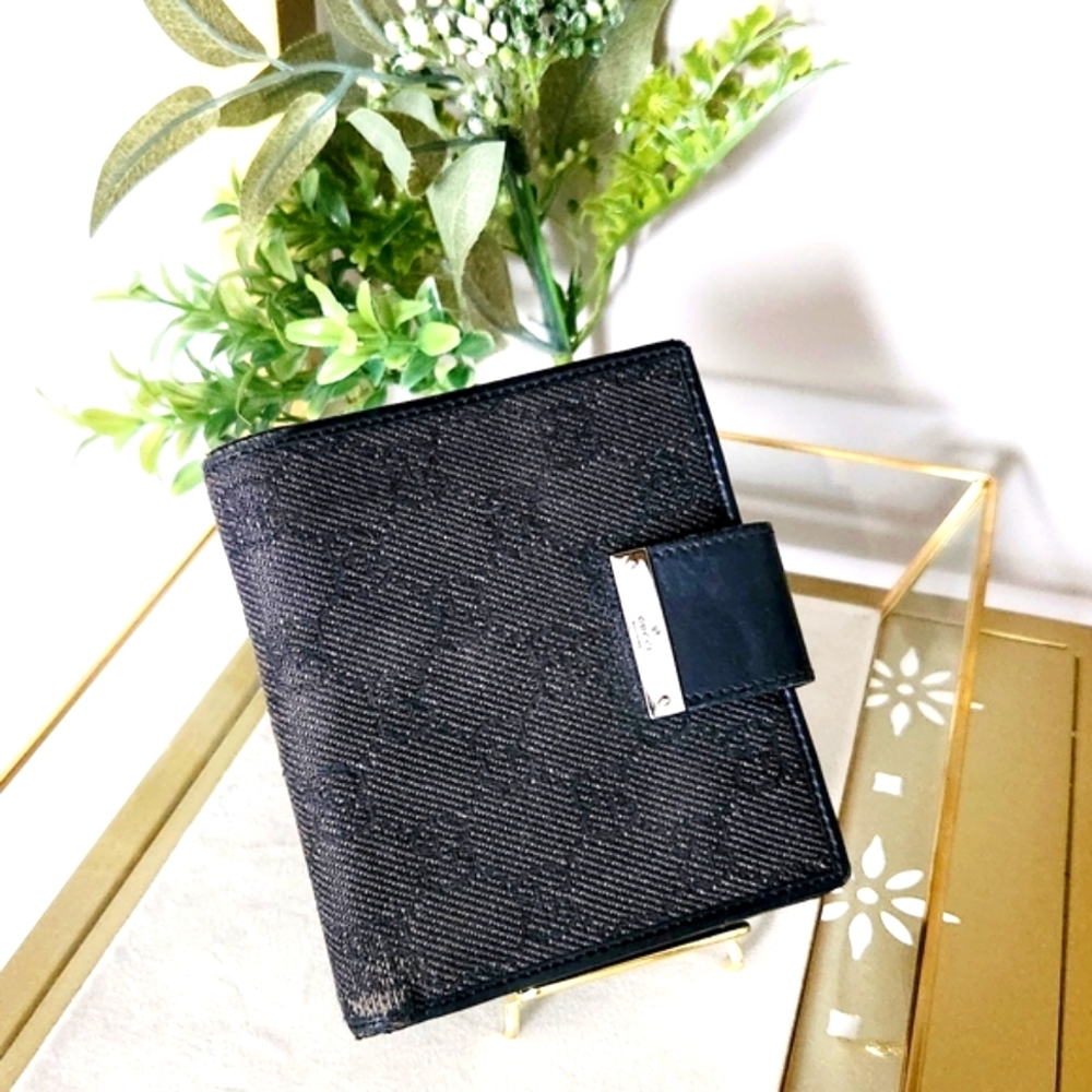 SALE! Gucci Wallet - authentic GG monogram canvas & leather bifold